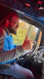 Der Fahrer der Moser Trans GmbH am Steuer des Spendentrucks nach Rumänien